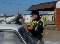 8 марта в Морозовске инспекторы ДПС вручали женщинам букеты