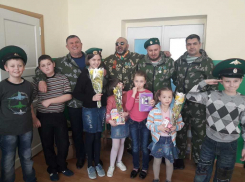 Пограничники Морозовска поздравили подарками и сладостями бабушек и девочек из приюта