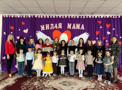 В детском саду «Сказка» для мам в их праздник читали стихи, пели песни, танцевали и играли 
