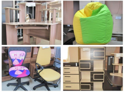 Эргономичные ученические столы и уютные кресла ждут вас в «Мебельном салоне» в наличии и под заказ