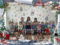 Воспитателей 20-ти малюсеньких «капризуль» поздравили с Новым годом благодарные родители