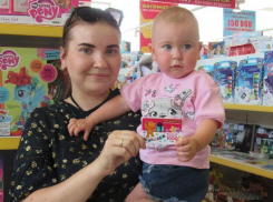 Победительница конкурса «Самая чудесная улыбка ребенка» получила свои призы