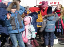 Зрители подхватили задор танцевального конкурса и устроили дискотеку у «Самолета» в Морозовске