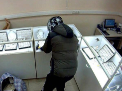 Ограбивший ювелирный салон в Морозовске мужчина ударил продавцов электрошокером и сам достал драгоценности
