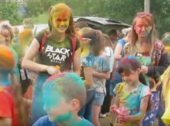 Появилось снятое на фестивале красок в Морозовске видео с желто-зелено-сине-красными людьми