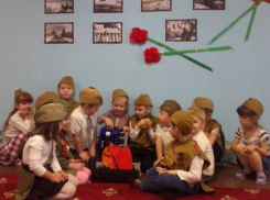 Письмо в редакцию: Дети в советской военной форме с аккордеоном собрались у «костра» в Морозовске