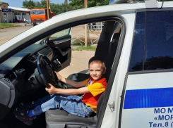 Дошколята в Морозовске обратились к водителям и пешеходам по громкоговорителю из патрульной машины