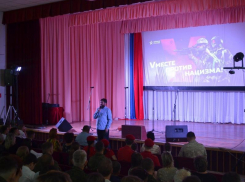 «Мы вместе с нашей армией»: семьи военнослужащих и юнармейцы встретились с агитационно-пропагандистской бригадой в Морозовске