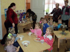 Веселое «Путешествие в сказку» прошло в морозовском детском саду «Колобок»