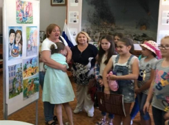 Юную художницу на выставке пришли поддержать все ее одногруппники и преподаватель