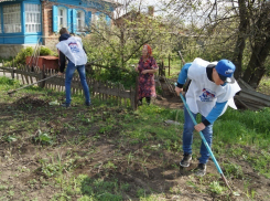 Тимуровцы из Морозовского Агропромышленного техникума оказали помощь вдовам участников ВОВ