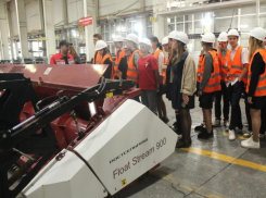 Активисты «Движения первых» познакомились техникой и производственным процессом на экскурсии в АО «Клевер» в Морозовске