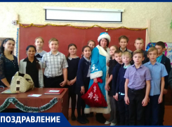 Елену Андреевну Колесникову с Днем учителя поздравили шестиклассники