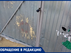 Площадка не для всех: на улице Кольцевая в Морозовске играть могут только те дети, чьи родители заплатили за ограждение