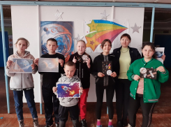 Полет фантазии: поделки на тему «Красота космоса» подготовили ко Дню космонавтики ребята из кружка «Умелые ручки» в Вольно-Донском СДК