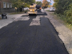 В Морозовске устраняют ямы на дорогах