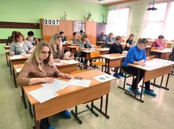 14 мам и 1 папа приняли участие в акции «Сдаем вместе. День сдачи ЕГЭ родителями» в Морозовске
