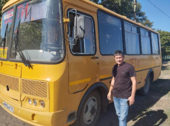 «Он отвечает за жизнь и здоровье маленьких пассажиров»: трогательную историю о водители школьного автобуса рассказали в администрации Морозовского района