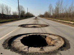 Асфальт не выдержал оттепели: дороги Морозовского городского поселения покрылись ямами
