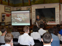 Урок мужества «Имя твое - неизвестно, подвиг твой - бессмертен» провели ко Дню неизвестного солдата в краеведческом музее Морозовска