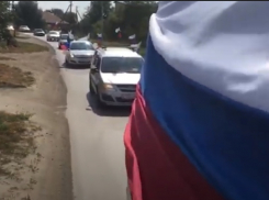 Автопробег в Морозовске посвятили Дню Государственного флага 