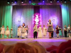 Красивый концерт ко Дню матери состоялся в Морозовске в районном доме культуры