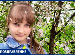 Ксюшу Столярову с Днем рождения поздравили мама и сестра