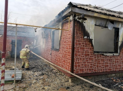 На улице Чапаева в Морозовске сгорел частный жилой дом