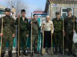 Ветеранов Морозовска навестили волонтеры