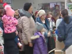 Безумие с кружками-игрушками сняли и в Морозовске на видео