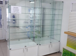 Продаются стеклянные стеллажи с светодиодной подсветкой и не только 