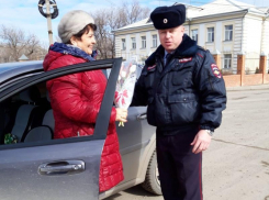 «Цветы для автоледи»: инспекторы в Морозовске подарили женщинам букеты