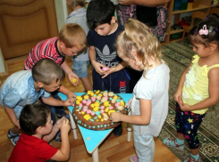 Огромный торт в детском саду «Солнышко» украсили розочками, листочками и ягодками