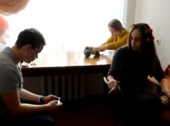«Мама и поход в гости»: волонтеры Морозовска сыграли типичные семейные сборы