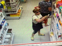 Помогите полиции найти женщину, подозреваемую в хищении товара из супермаркета в Морозовске