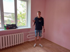 Морозовчанину Александру Луневу торжественно вручили ключи от благоустроенного жилья