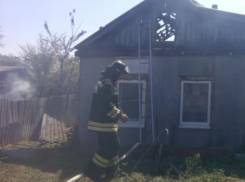 На улице Котельникова в Морозовске загорелся частный жилой дом