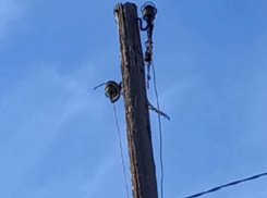 Администрация города потребовала демонтировать аварийный столб опоры ЛЭП на улице Речной в Морозовске