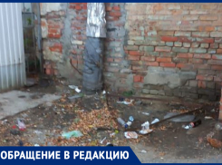 Угол здания дома отдыха локомотивных бригад в Морозовске пассажиры автобусов используют, как туалет