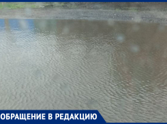 Большинство рабочих завода в Морозовске скорее «проплывают», чем проходят на работу и с работы по улице Карла Маркса