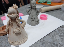 Первая часть мастер-класса по лепке из глины прошла в библиотеке Морозовска в минувшую субботу