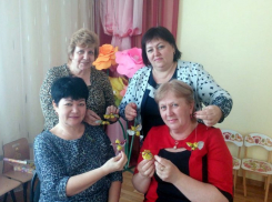 Педагоги в Морозовске уселись за «парты» и учились сами мастерить птиц