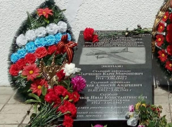 Мемориальную доску летчикам-героям открыли в Морозовском районе