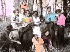 Добрые и открытые лица глядят с фотографий Морозовска советского времени