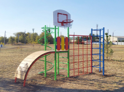 Две игровые детские площадки появились неподалеку от спортивного комплекса на улице Яблочкина в Морозовске
