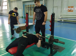 Морозовские силачи боролись за первенство на соревнованиях по русскому жиму, посвященные Году атамана Платова