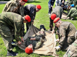 Курс по тактической медицине и боевым навыкам прошли юнармейцы Морозовского района на военно-спортивном слете «Военный городок»