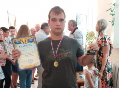 Абсолютным победитем открытого турнира по шахматам памяти Виктора Толстова стал морозовчанин Денис Кулешов