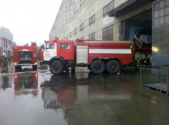Покрасочный цех на улице Карла Маркса в Морозовске загорелся ночью