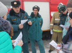 Пожарные и волонтёры Морозовского района напомнили жителям о важности осторожного обращении с огнём